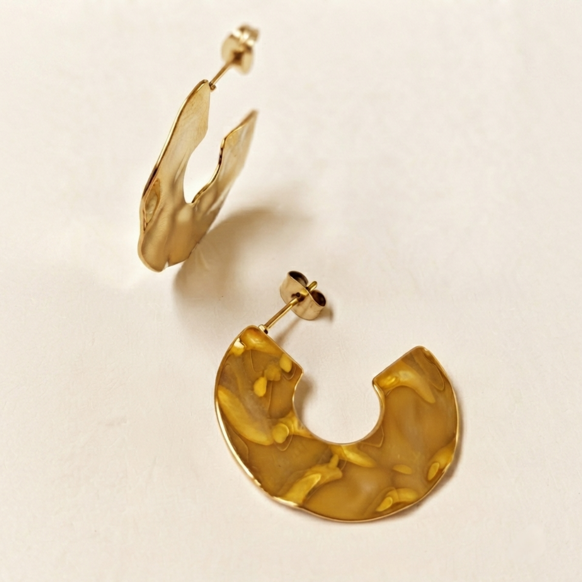 Par de pendientes STRUTTURA de acero bañado en oro 18K con diseño martillado