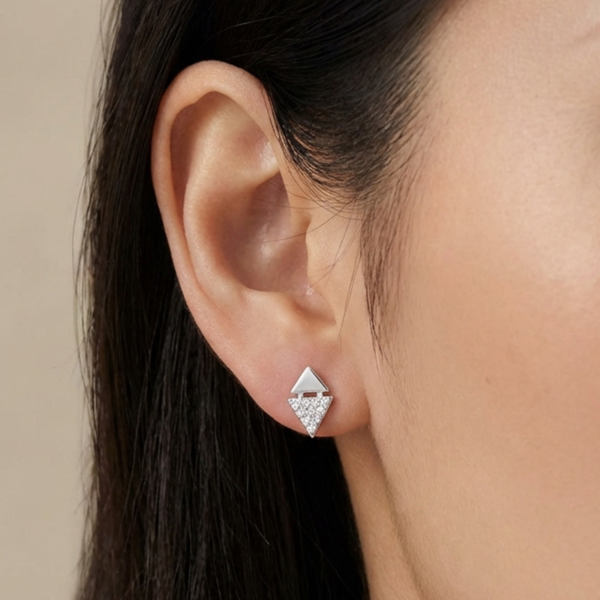 primer plano de modelo con pendientes TRINITÉ triangulares de plata 925 con baño de rodio