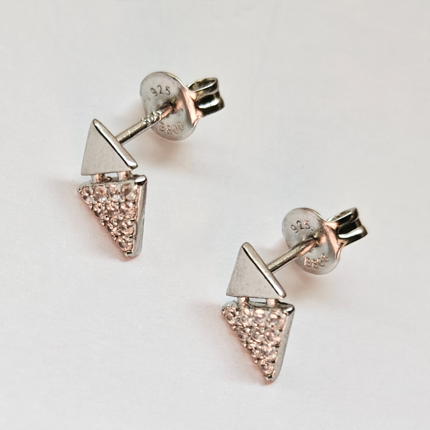 Par de pendientes TRINITÉ detalle de perfil de plata de ley y pavé de circonitas