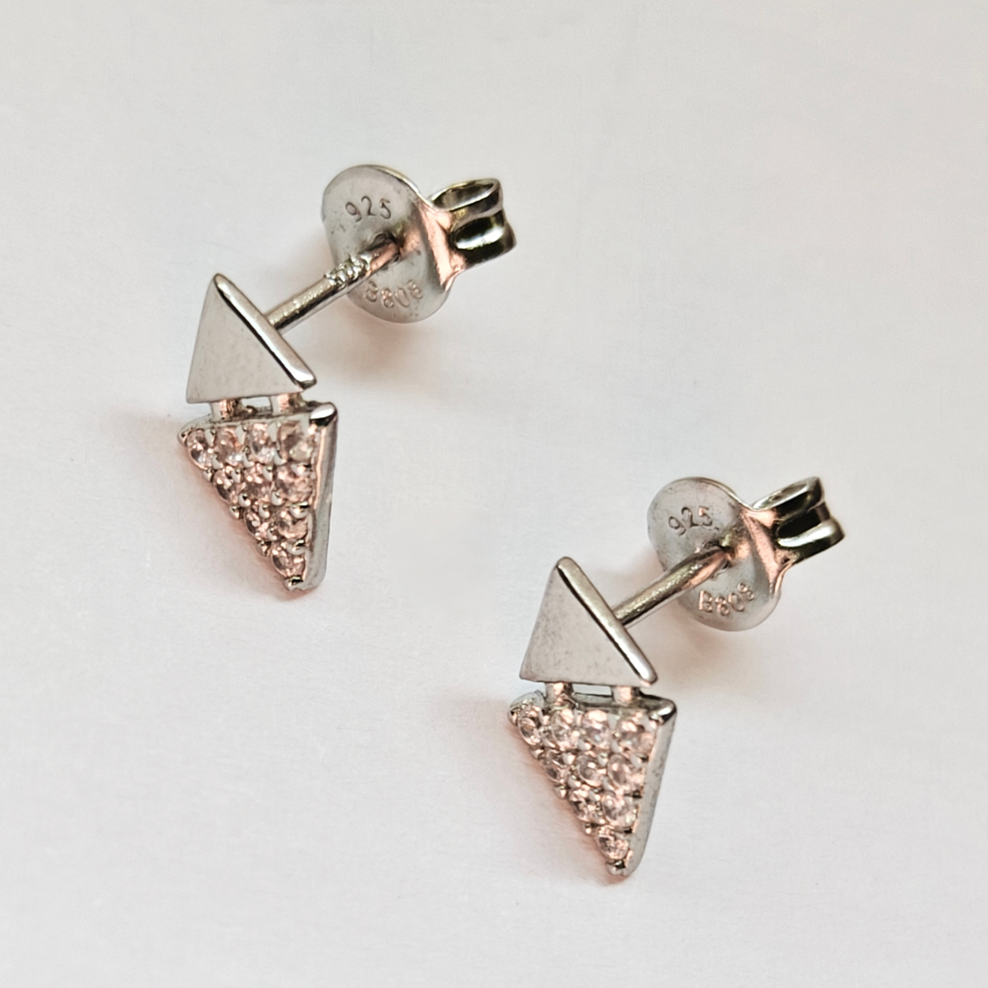 Par de pendientes TRINITÉ detalle de perfil de plata de ley y pavé de circonitas