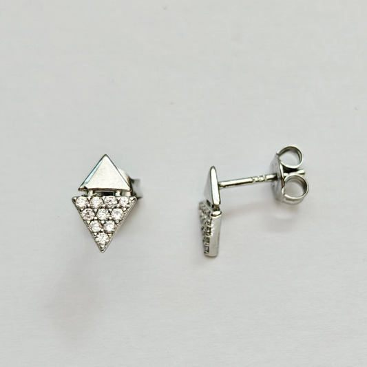 Detalle de pendientes TRINITÉ de plata 925 con diseño triangular y circonitas