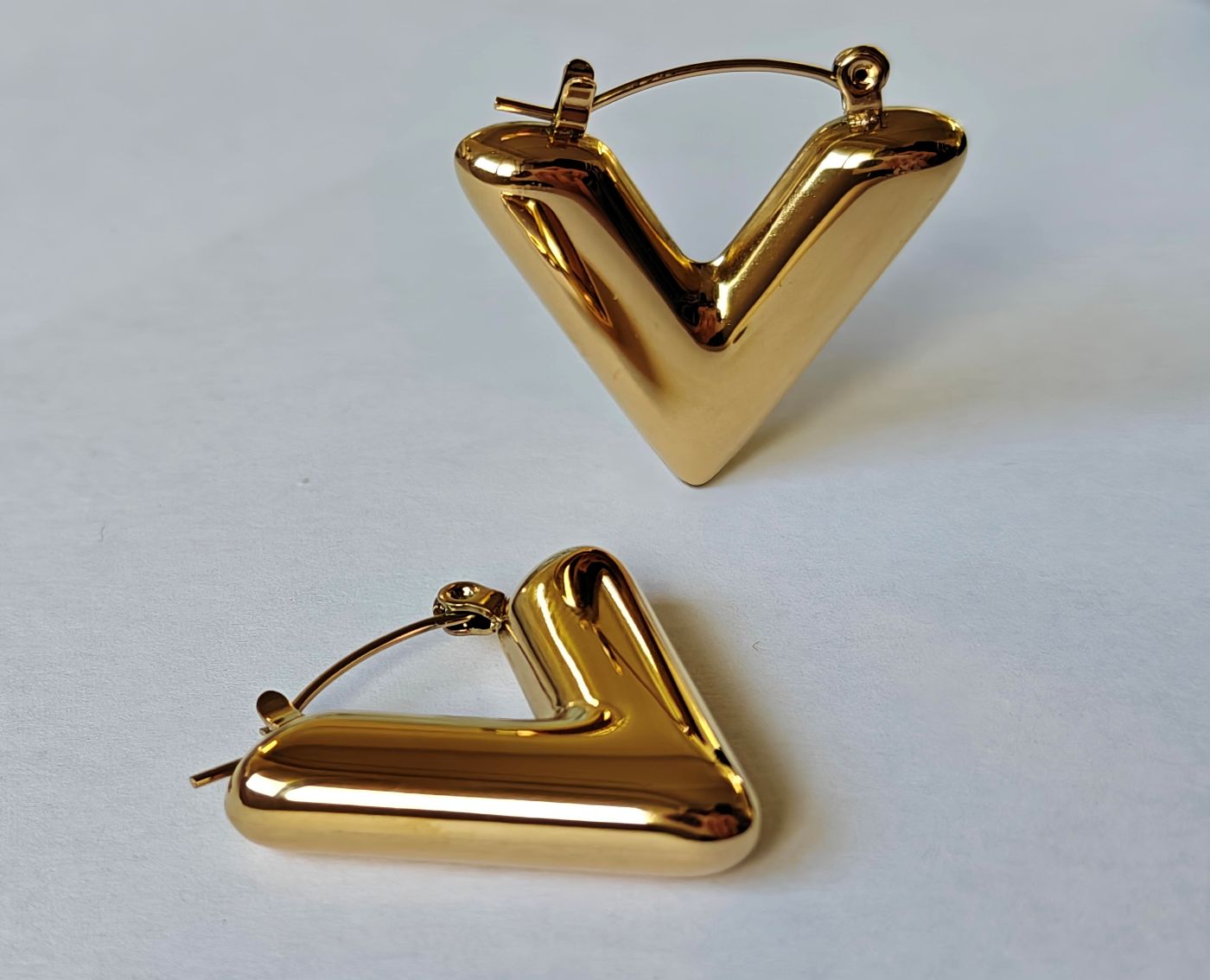 Detalle de pendientes VITTORIA de acero waterproof bañados en oro 18K forma V