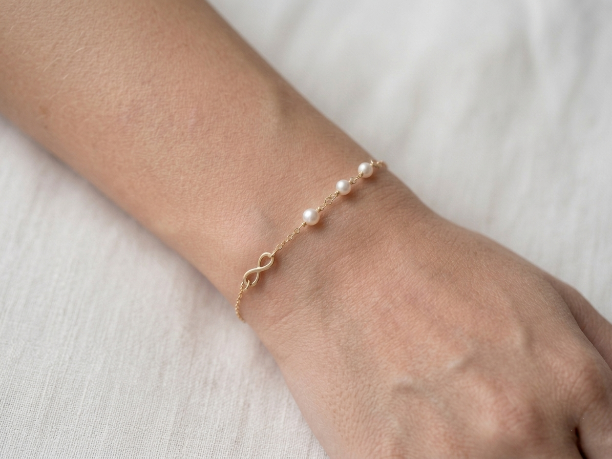 Vista de pulsera AMALIE de plata 925 dorada con perlas pesta en la muñeca
