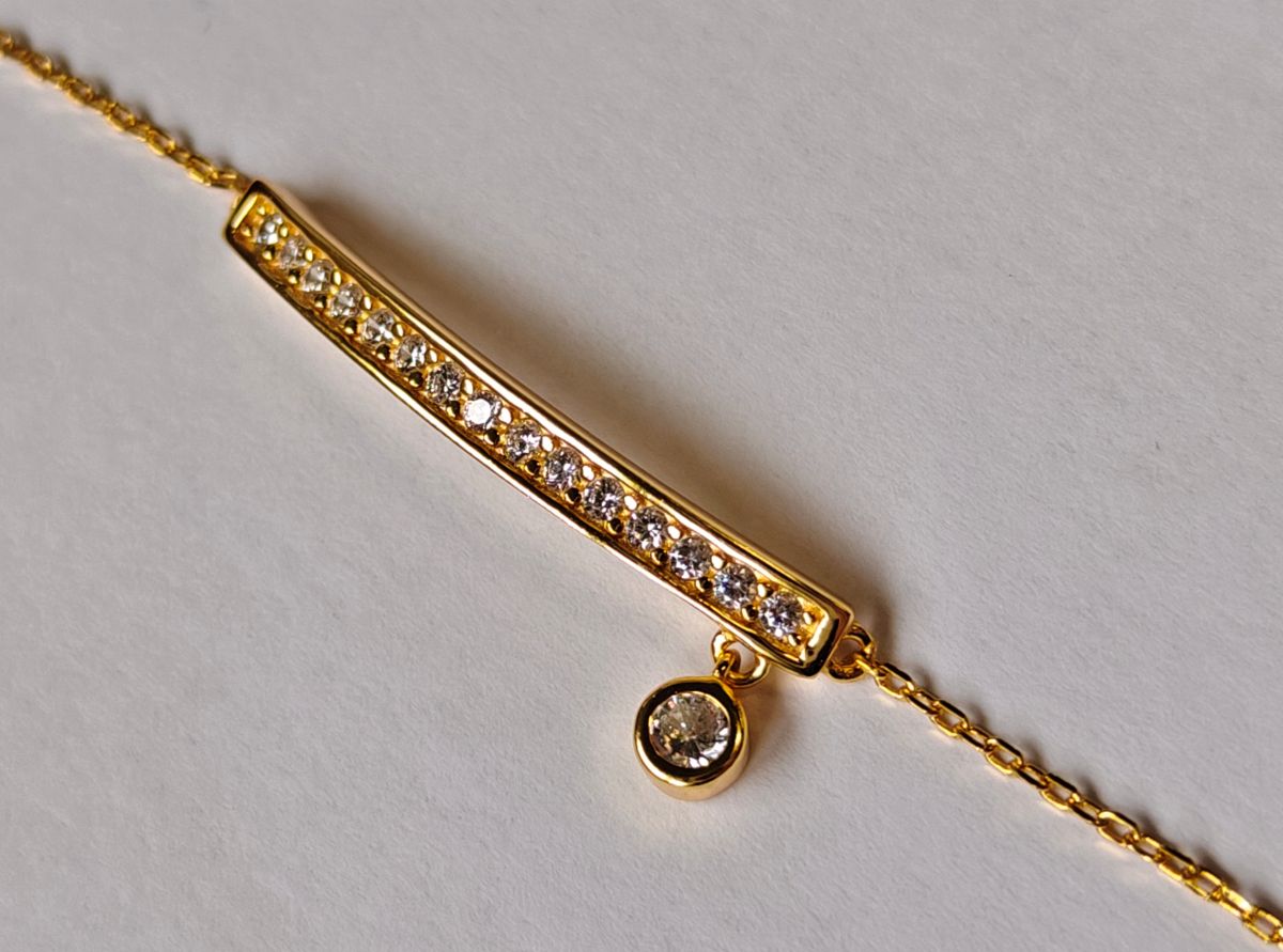Barra de circonitas de pulsera ÉLINE bañada en oro 18K