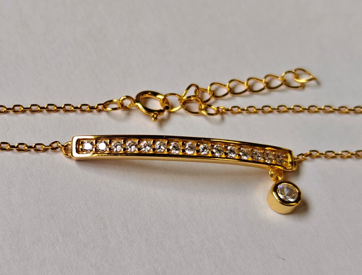 Detalle de cadena fina dorada y circonitas de pulsera ÉLINE con plata 925 con baño de oro 18k