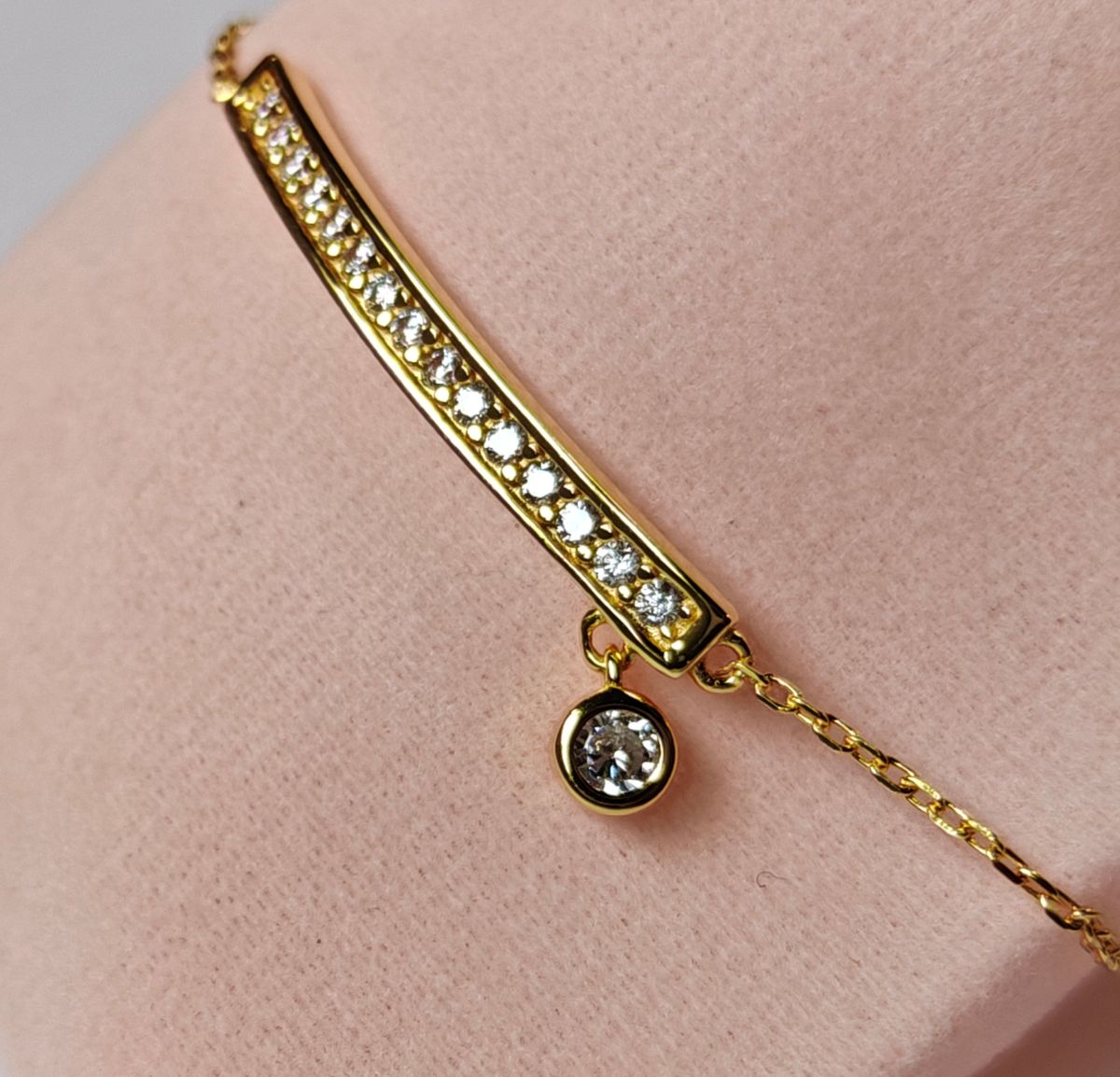Detalle del charm colgante de pulsera ÉLINE de plata de ley dorada