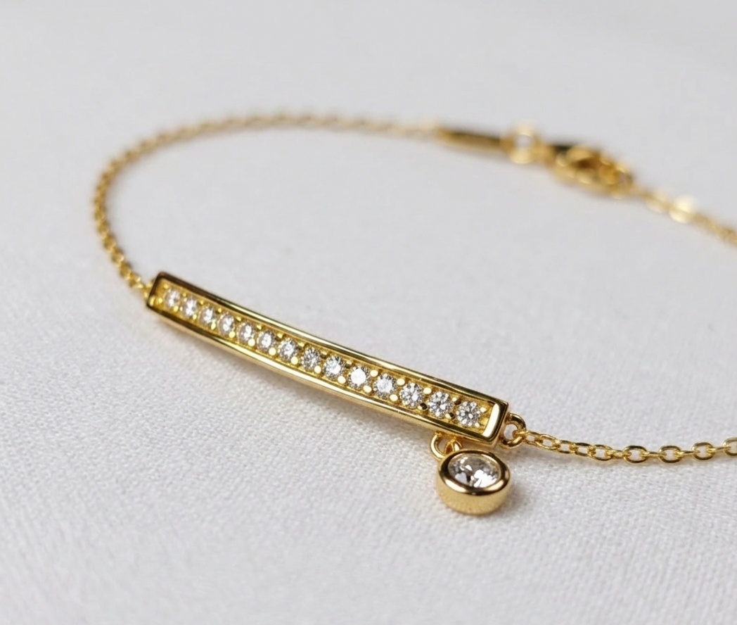 Detalle de pulsera ÉLINE de plata 925 bañada en oro 18K con barra de circonitas