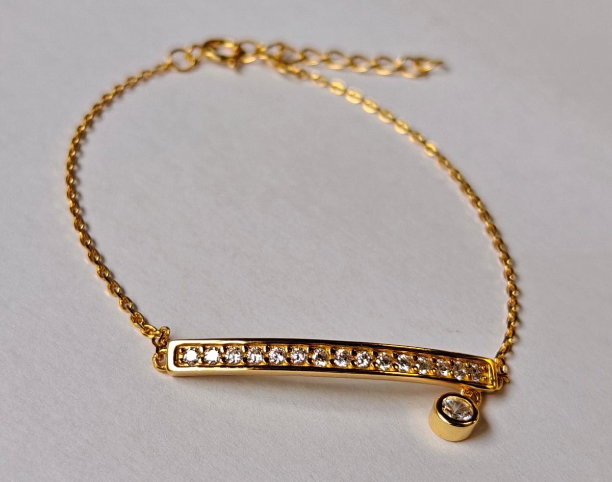 Vista completa de pulsera ÉLINE de plata bañada en oro 18K con circonitas