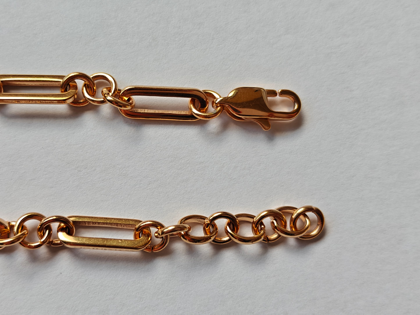 Detalle del cierre y la cadena de eslabones combinados de pulsera GIUNTO dorada waterproof oro 18K