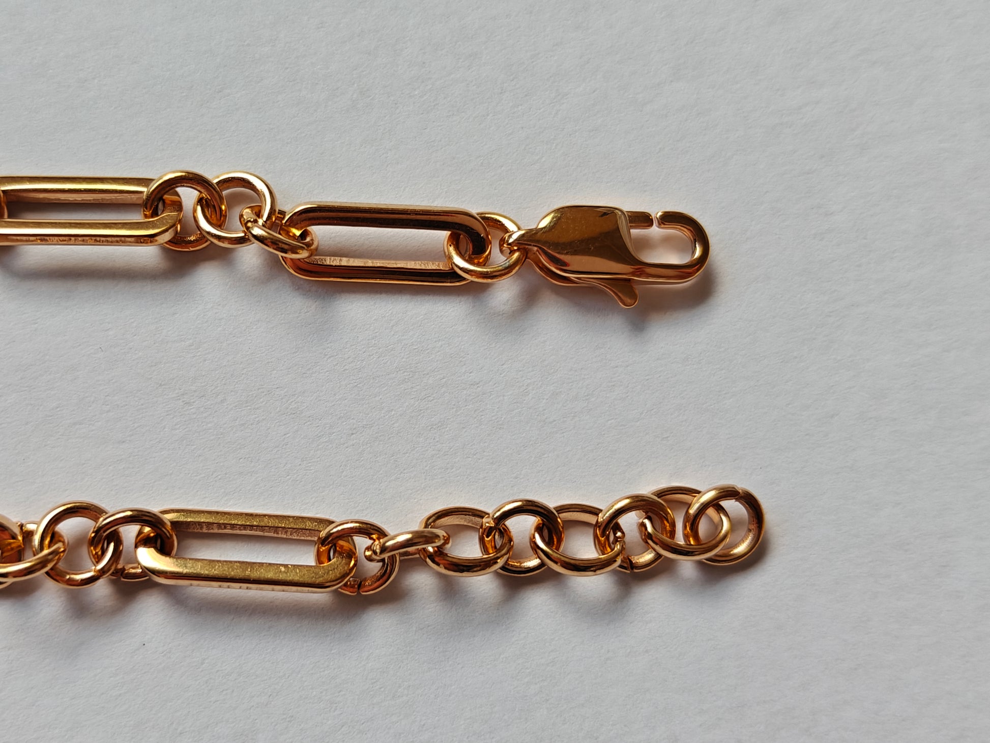 Detalle del cierre y la cadena de eslabones combinados de pulsera GIUNTO dorada waterproof oro 18K