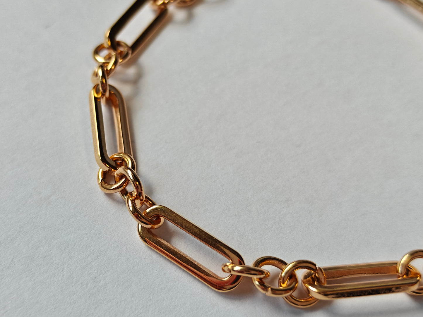 Detalle de pulsera GIUNTO de acero waterproof bañada en oro 18K con eslabones rectangulares