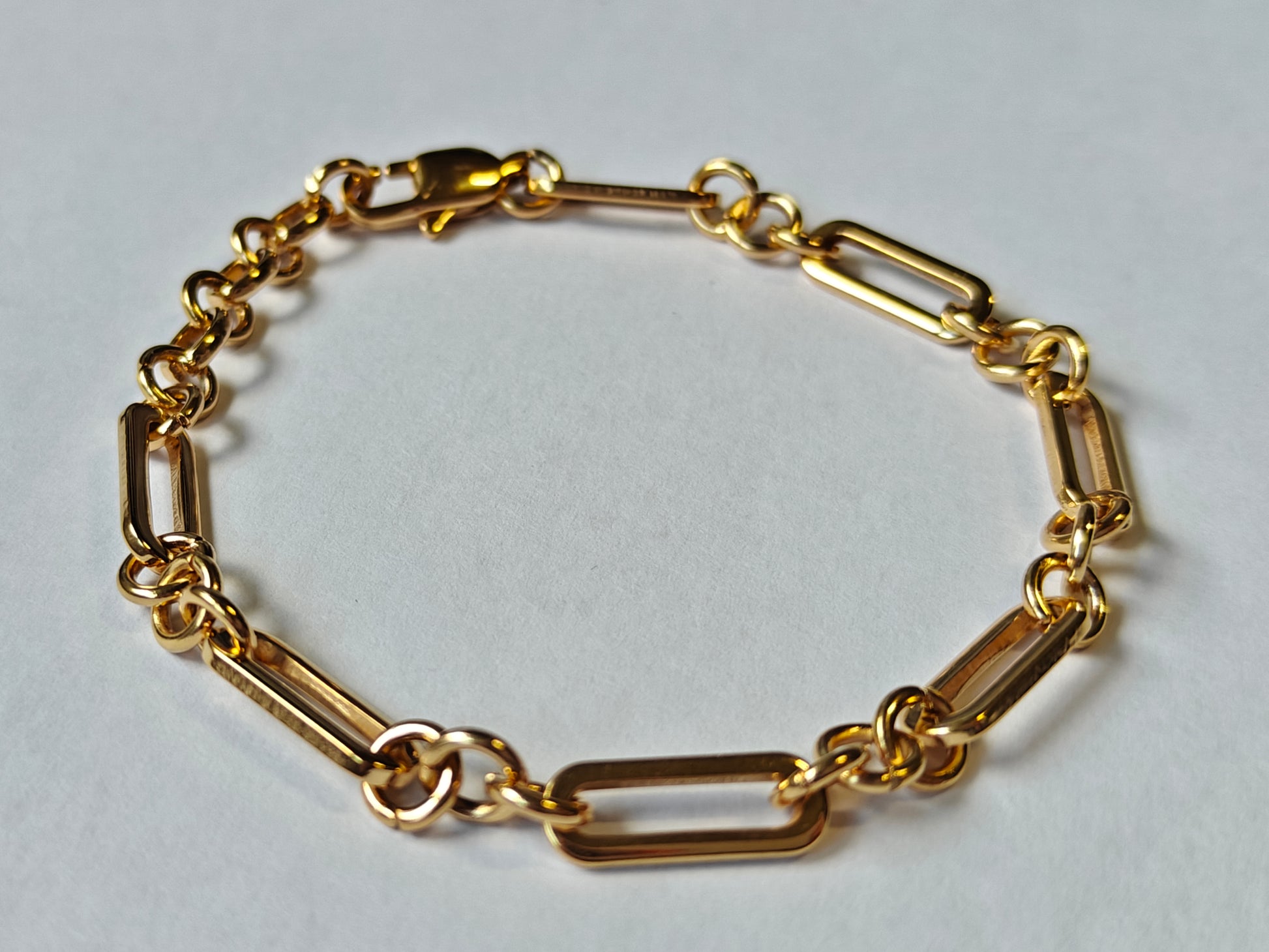 Vista completa de pulsera GIUNTO de acero inoxidable bañada en oro 18K