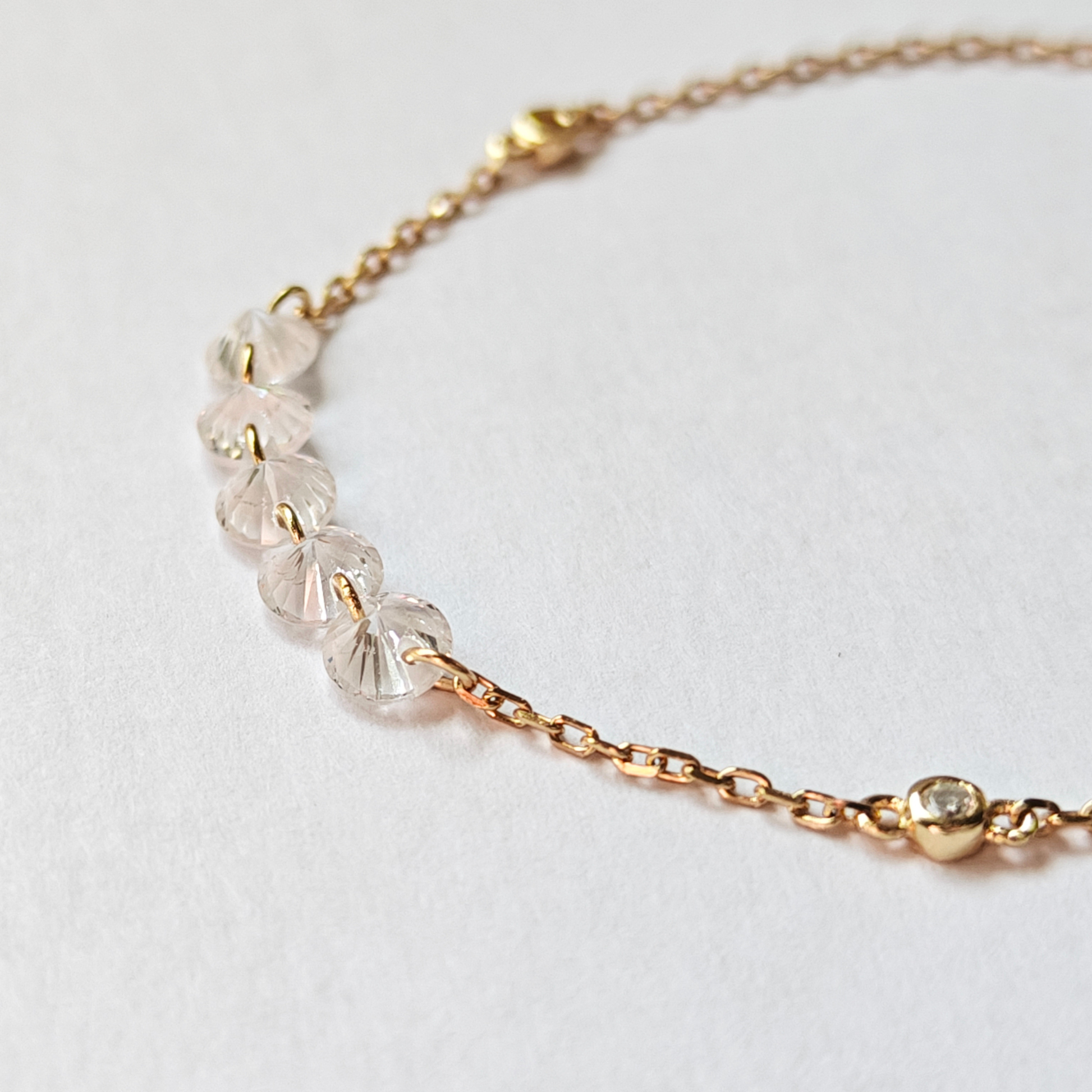 Detalle del reverso de las circonitas en cadena de pulsera LUEUR de plata 925 bañada en oro 18K