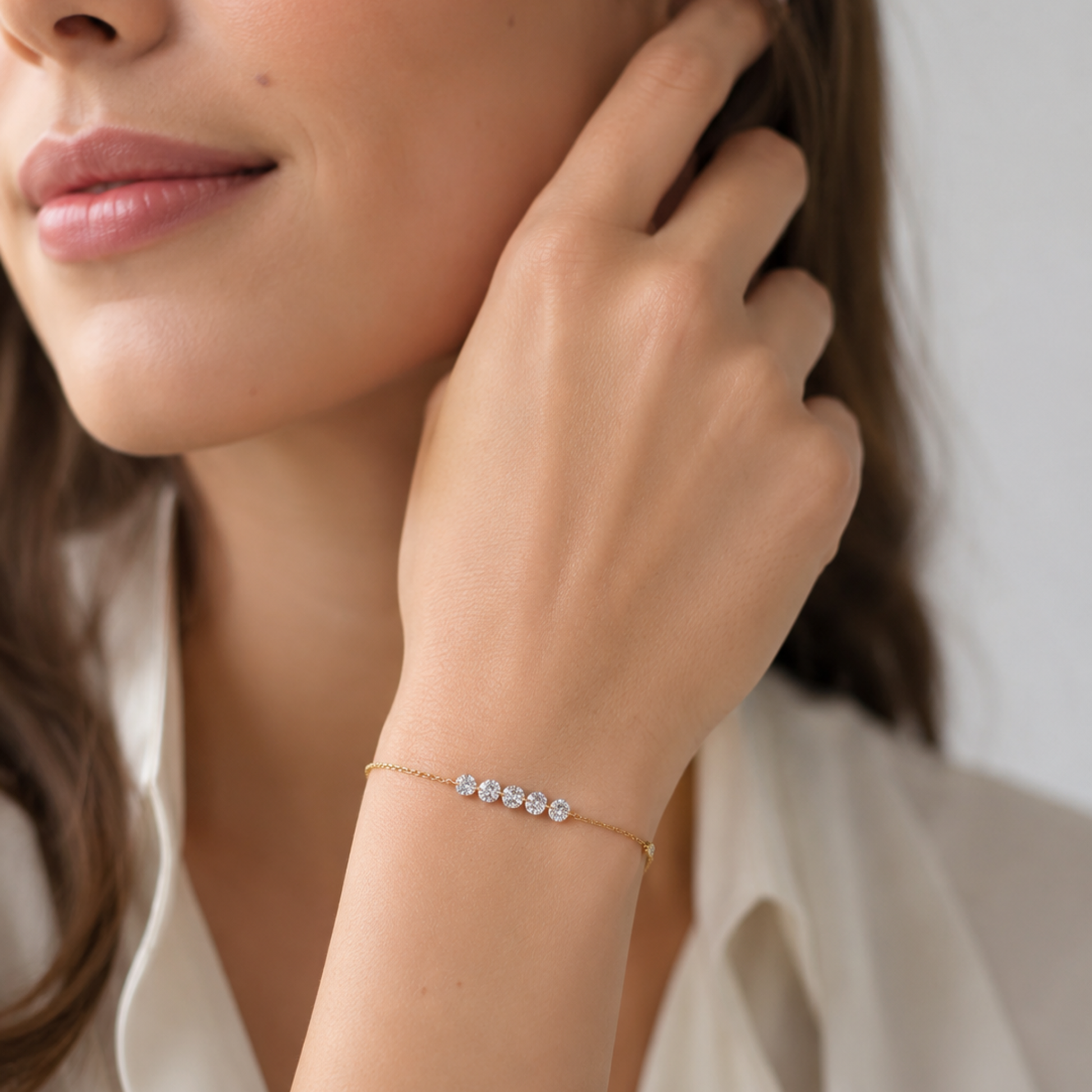 Modelo con pulsera LUEUR de plata bañada en oro 18K y circonitas puesta en la mano