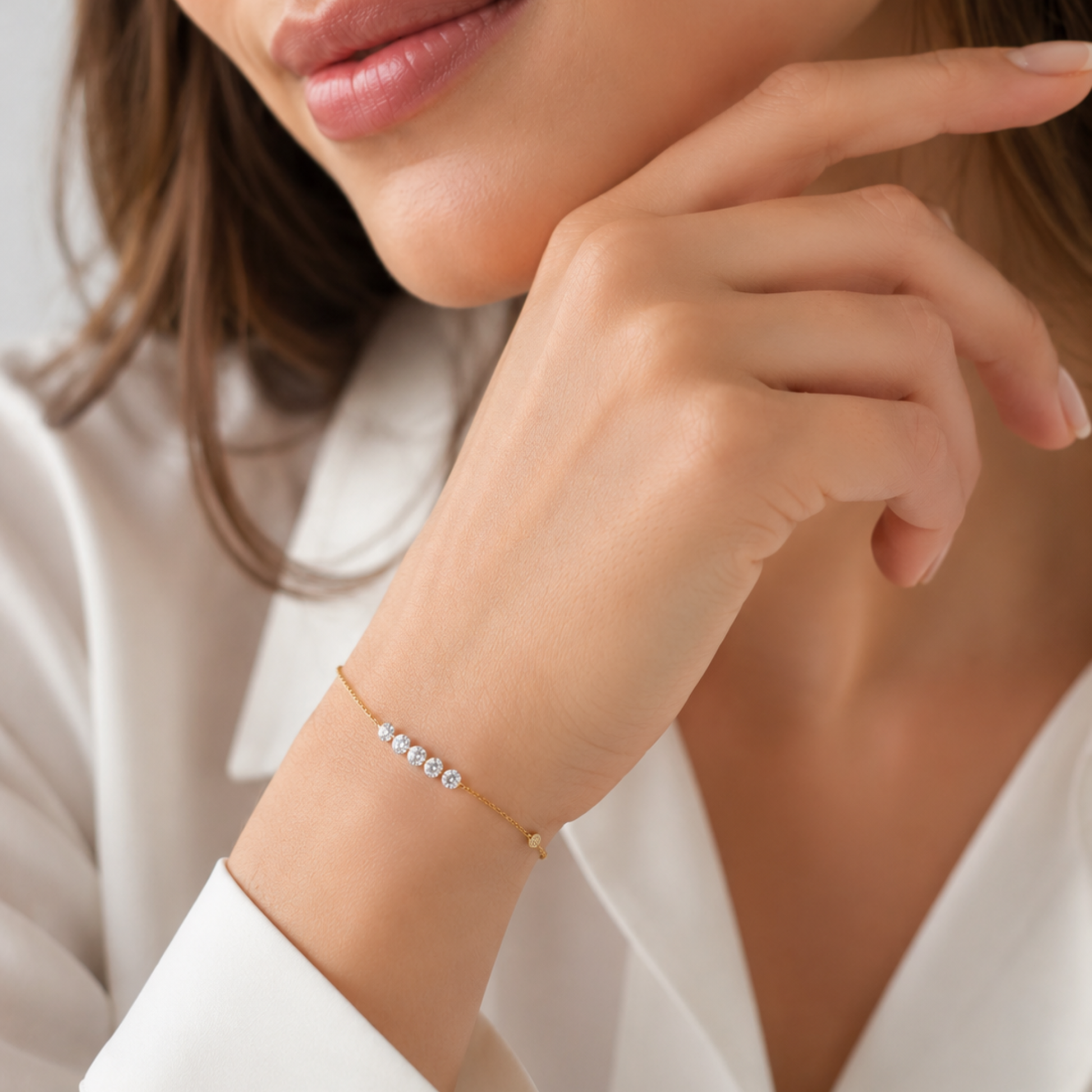 Modelo luciendo pulsera LUEUR plata bañada en oro 18k con circonitas en la muñeca