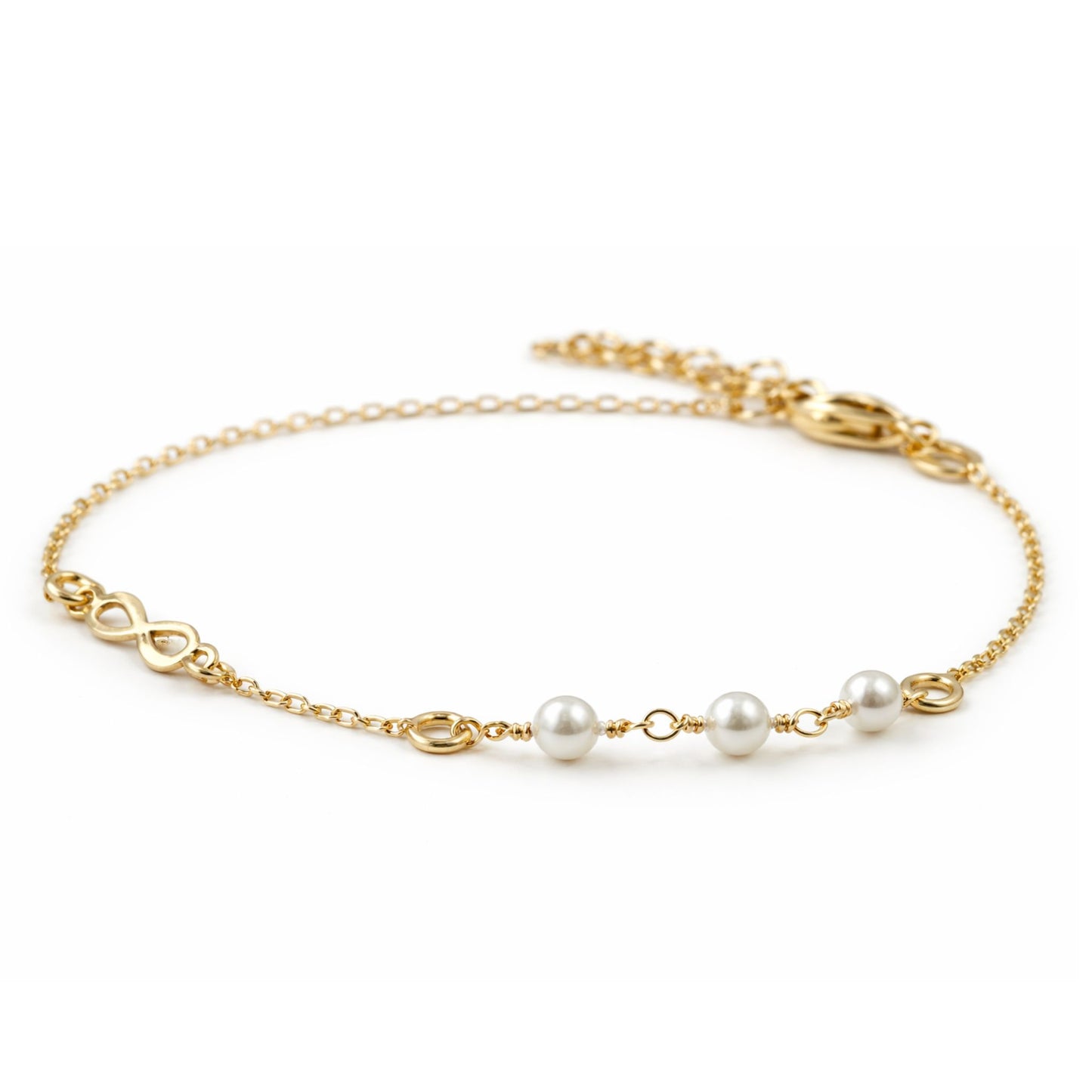 Detalle de pulsera AMALIE de plata 925 bañada en oro 18K con perlas  y simbolo infinito