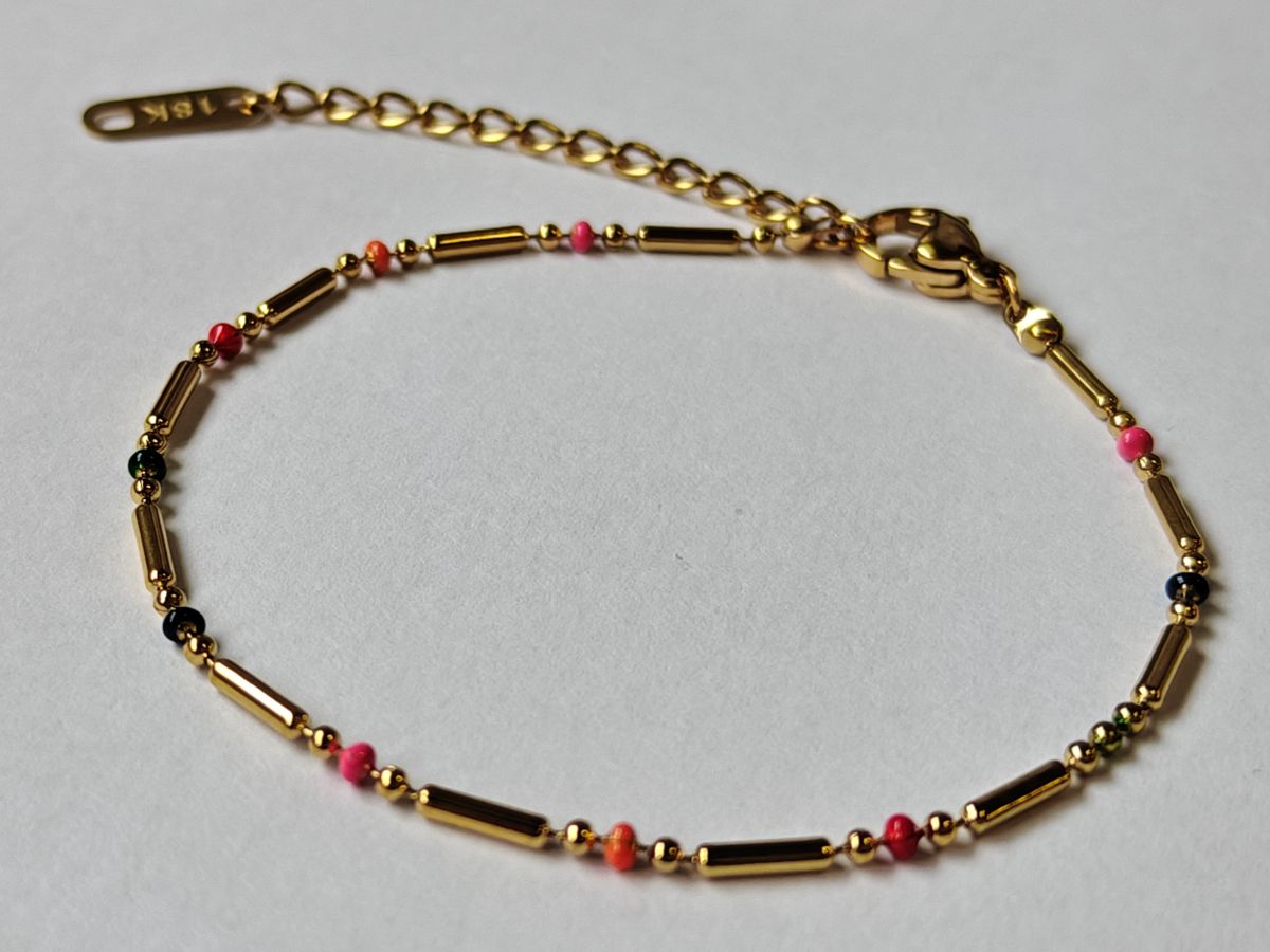 Vista completa de pulsera RIVA bañada en oro 18K sobre fondo neutro