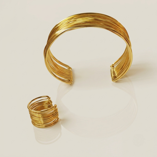 Detalle del set RIGA de acero waterproof bañado en oro 18K con brazalete multibanda y anillo
